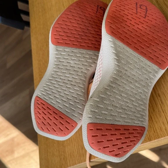 Allbirds women’s size 7 Sneakers in Coral and White - Picture 3 of 5